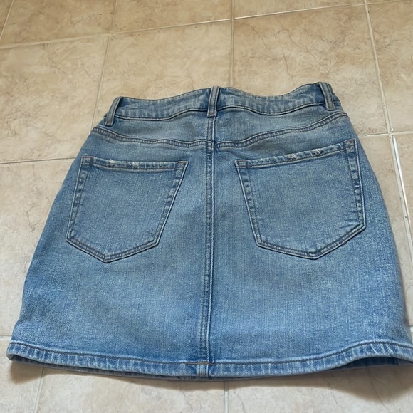 Brand new jean skirt. Brand: Garage. Size :XS Never wear before. - Picture 3 of 7